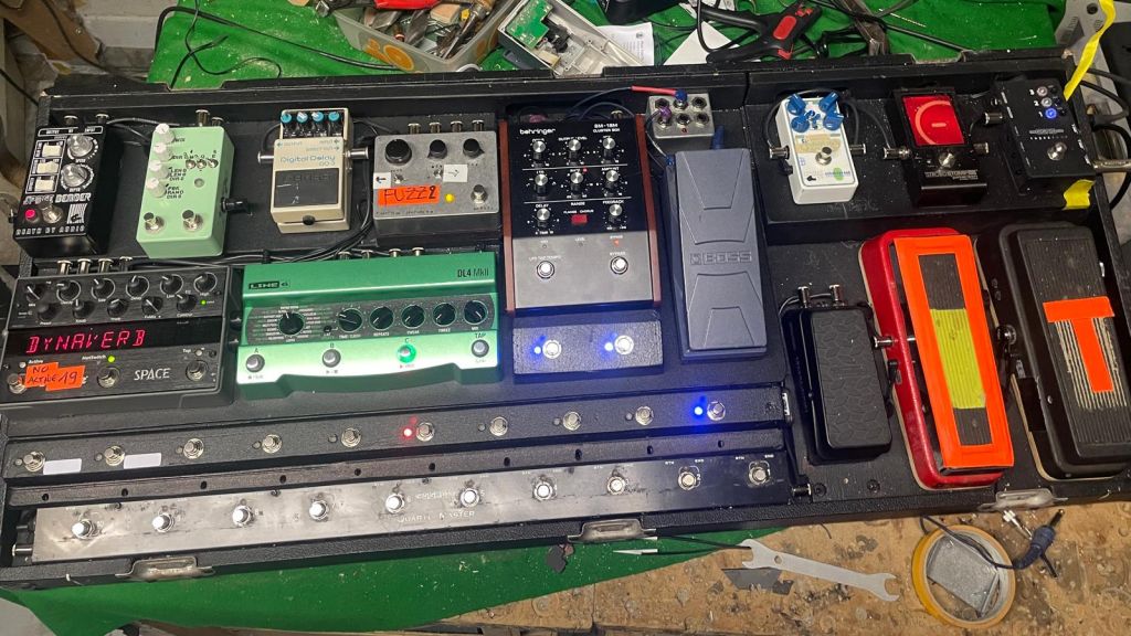 Voes MX-EX with 10 MX-EX Child buttons (above the GigRig QuarterMaster)